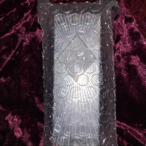 Our iconic glow highlight - Picture 3 of 6